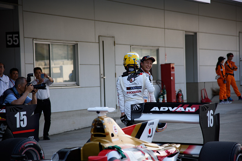 予選直後、パルクフェルメでポールポジション獲得を喜ぶ山本尚貴選手