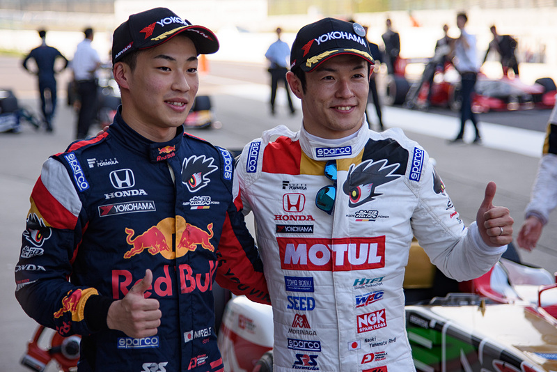 ポールポジションの山本尚貴選手（右）と、デビュー戦ながら予選2位を獲得した福住仁嶺選手（左）