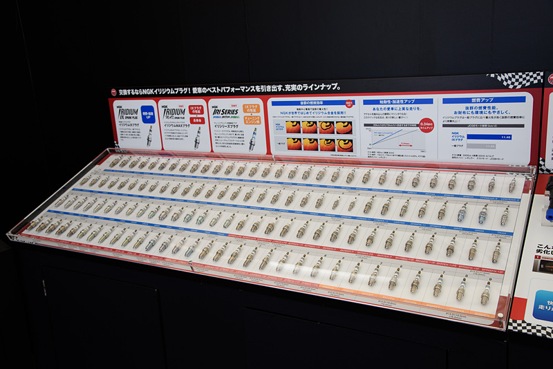 圧巻のイリジウムプラグラインアップ。いろいろな熱価のものがある