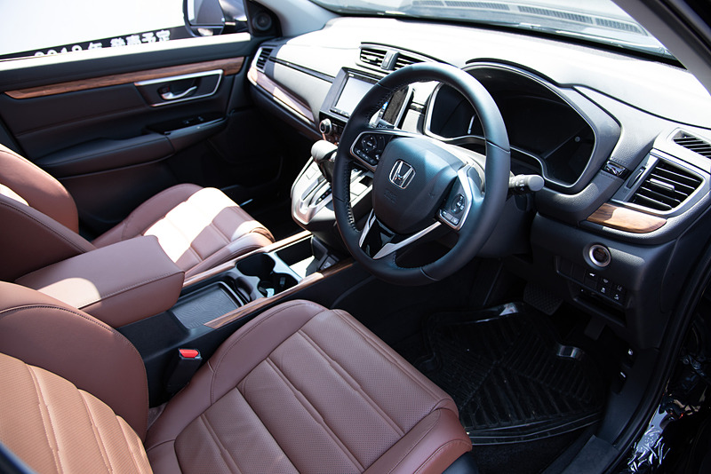 CR-Vの右ステアリング仕様。室内をチェックしてみていただきたい