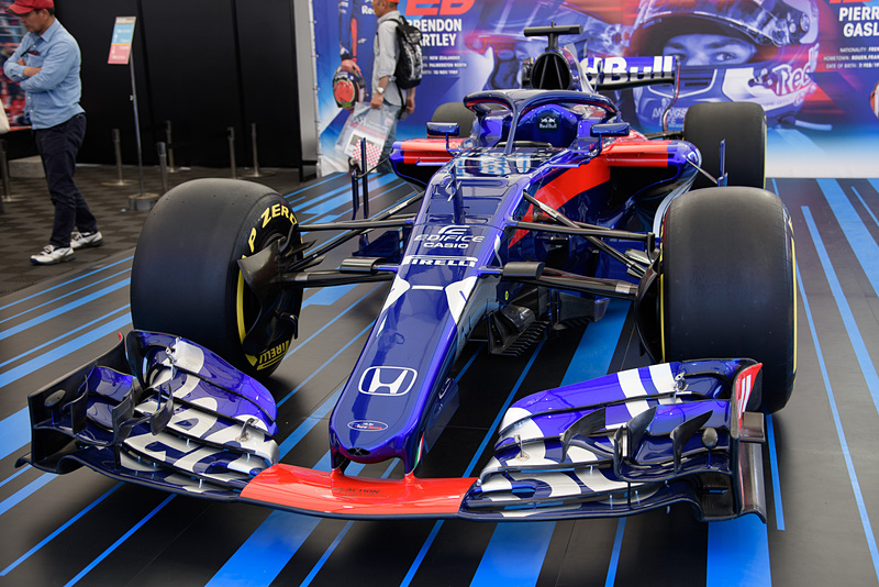 Red Bull Toro Rosso Honda STR13 Prototypeのマシン展示。最新のF1マシンを確認できる