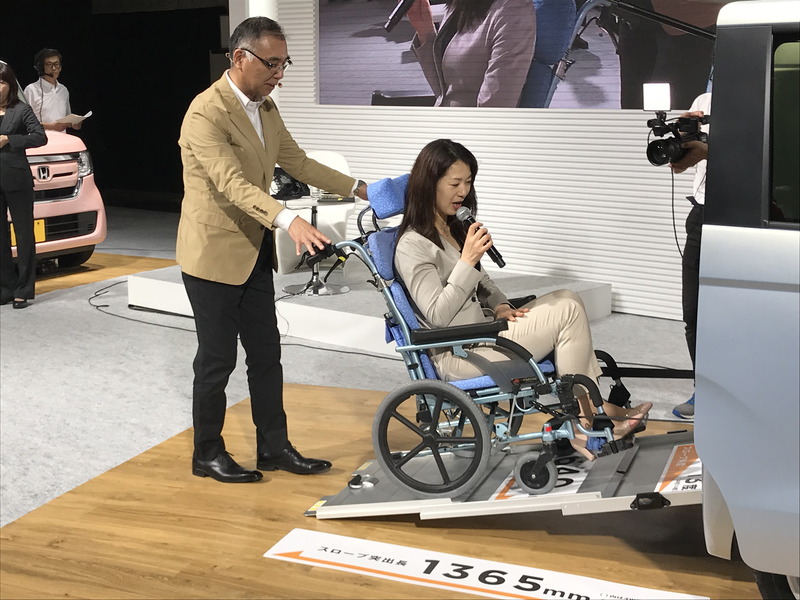 車いす専用装備を付ければ、こうしてウインチで自動昇降が可能です。傾斜がゆるやかなので安心感があり、乗り込んでも広くて手すりやドリンクホルダーもあって快適