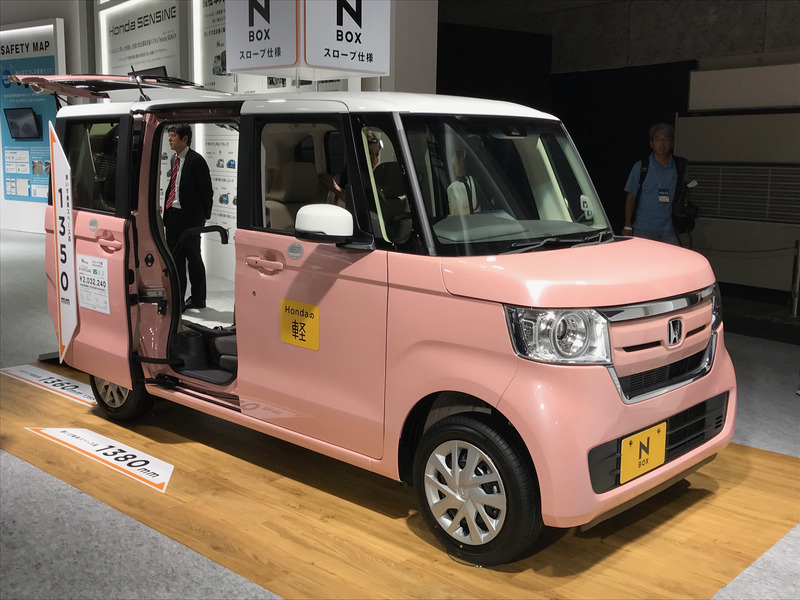 一般的な福祉車両はデザインや色が限られちゃいますが、スロープ仕様はカスタムデザインや全ボディカラーから選べるのが魅力的