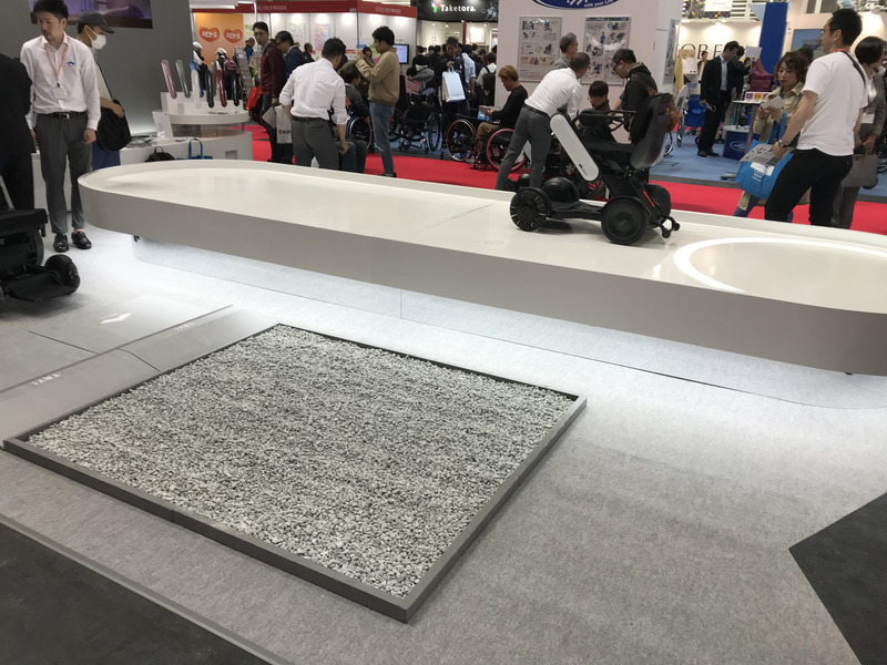 手前に用意されたジャリの部分や段差も、ヒョイと簡単に乗り越えられたウィルに感心