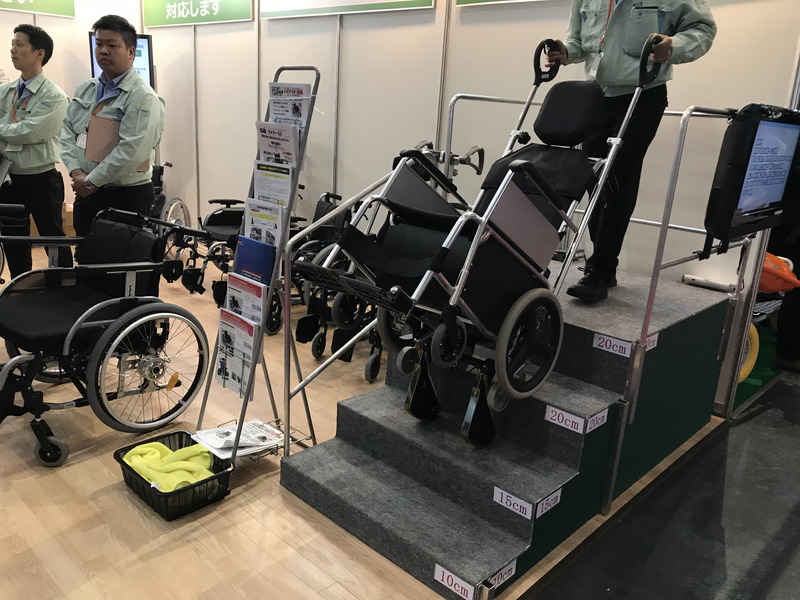 階段の上り下りが電動でできる車いす「トランサポータ」はレンタルで月額5万5000円。もうちょっとリーズナブルになるといいですよね