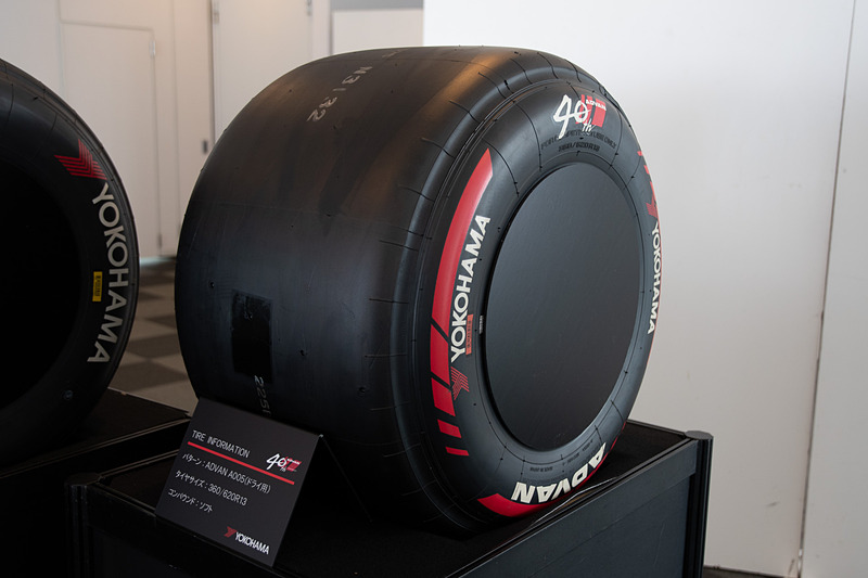 赤いラインの入ったADVANレーシングタイヤがソフトタイヤ