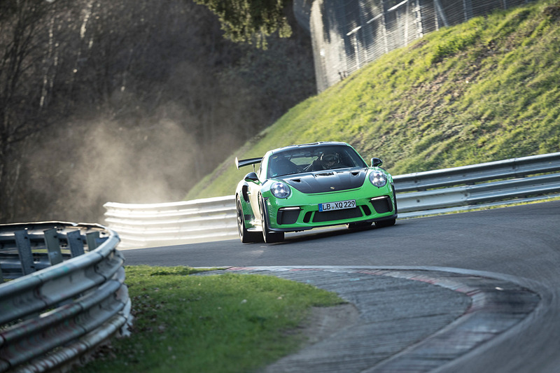 ドイツのニュルブルクリンクサーキット北コースを走行する新型「911 GT3 RS」