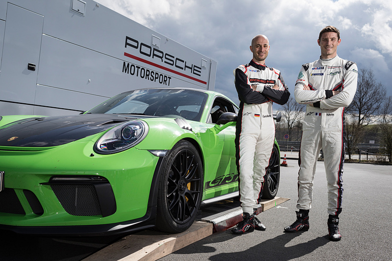 新型「911 GT3 RS」を走らせたラース・ケルン氏（左）とケヴィン・エストレ氏（右）