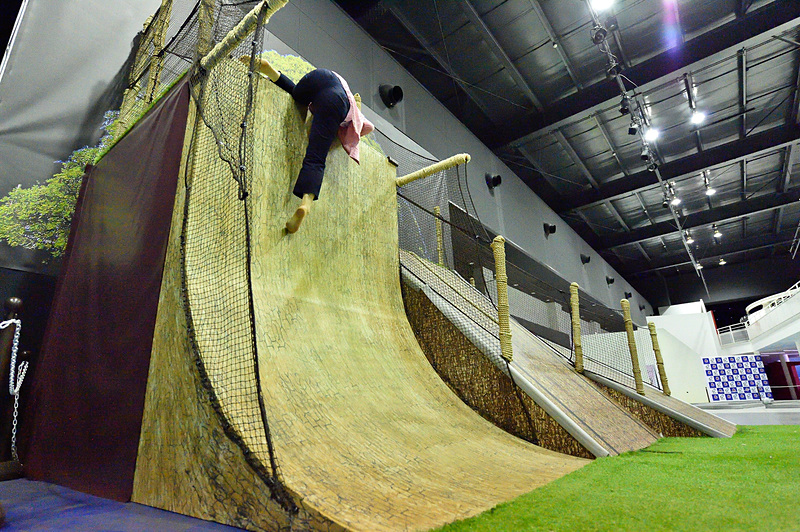 靴を脱いで気合いでチャレンジ!!　なんと1発で登り切りました!!