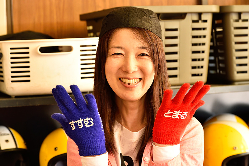 子供でもアクセルとブレーキが分かるようにこんなグローブも!!