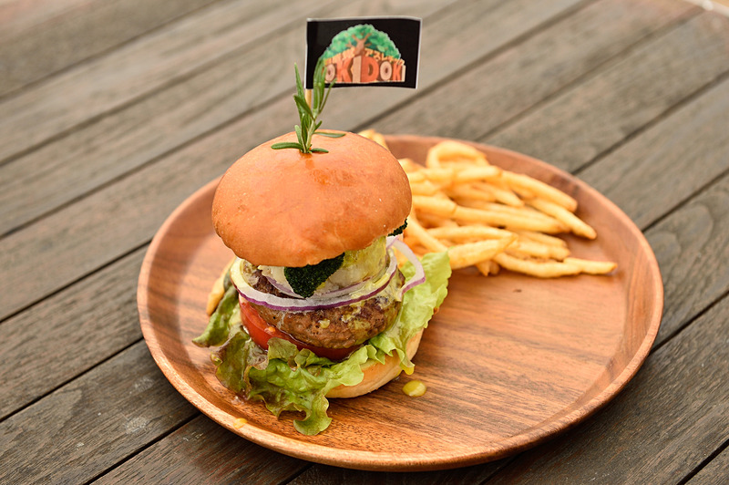 すごい高さの「DOKIDOKIバーガー」