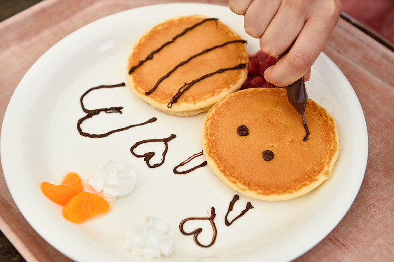チョコレートでお絵かきできる「ぶんぶんのおえかきパンケーキ」