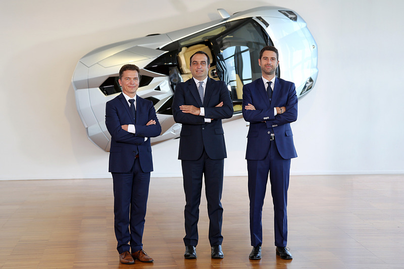 アジア太平洋地区代表に就任したマッテオ・オルテンツィ氏（右）