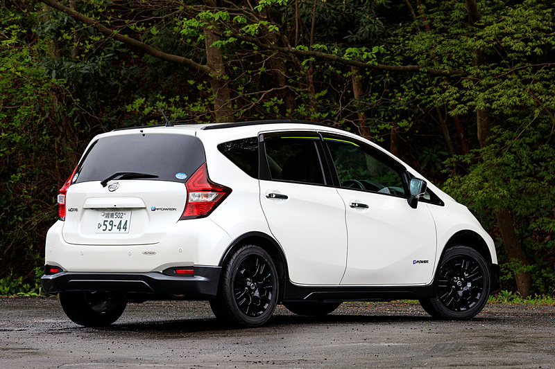 2017年10月に発表されたノートの特別仕様車 ノート C-Gear。撮影車は「e-POWER X C-Gear」(223万5600円)で、ノートのアクティブ感を強調する内外装を採用。ボディサイズは4140×1705×1535mm(全長×全幅×全高)、ホイールベースは2600mm。車両重量は1230kg。ノート C-Gearではガソリン仕様も用意されるが、販売構成比ではe-POWERが約85%と圧倒的。また、「Touring Package」装着車が全体の約30%を占め、こちらも高い数値を示している