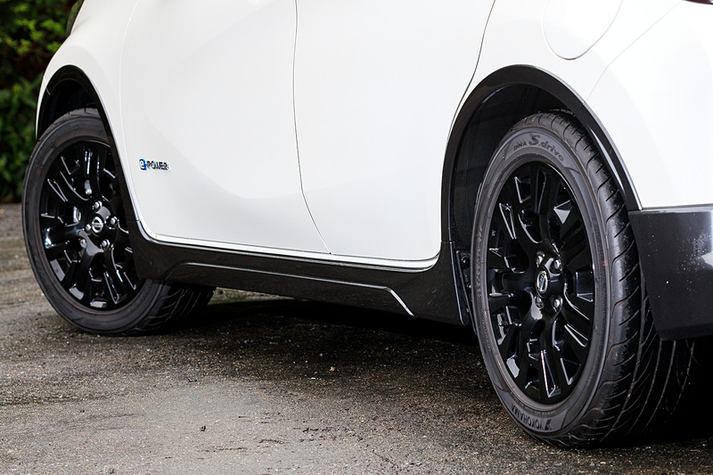 ノート C-Gearの標準モデルでは専用デザインのグロスブラック15インチアルミホイールが標準装備されるが、撮影車はオプションの「Touring Package」（8万6400円）に含まれるグロスブラック16インチアルミホイール（タイヤは3モデルともに195/55 R16サイズの横浜ゴム「DNA S.drive」）を装備