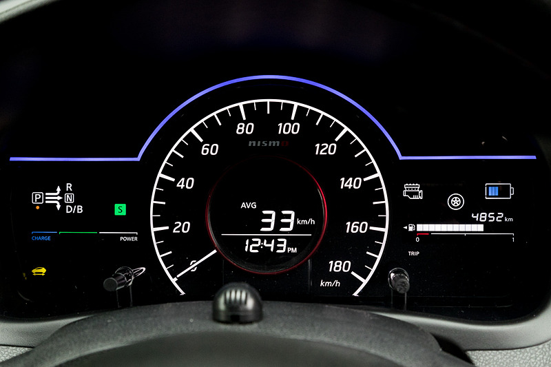 ブラックを基調に、各所に赤色のアクセントを与えるe-POWER NISMOのインテリア。本革とアルカンターラのコンビネーションとなる3本スポークステアリング（レッドセンターマーク、レッドステッチ、ガンメタクローム加飾付）、赤い加飾が与えられるシフトまわり、専用ファインビジョンメーター（nismoロゴ入り）、スエード調スポーツシート（前席）、アルミペダルなどが専用装備となる