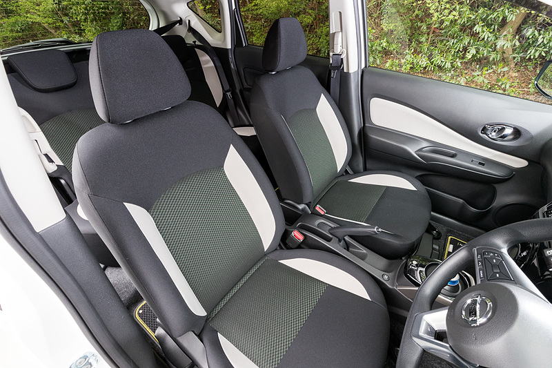 インテリアではシート表皮の一部をグリーンにした専用シートクロス（トリコット）を採用してアウトドアテイストを表現。オプション品として日産オリジナルナビゲーション（MM317D-W）、専用プラスチックバイザー（ストライプ付）、ライトグリーンのパイピングを採用した専用デュアルカーペット（フロアカーペット消臭機能付）、インテリジェントルームミラーなどを装着