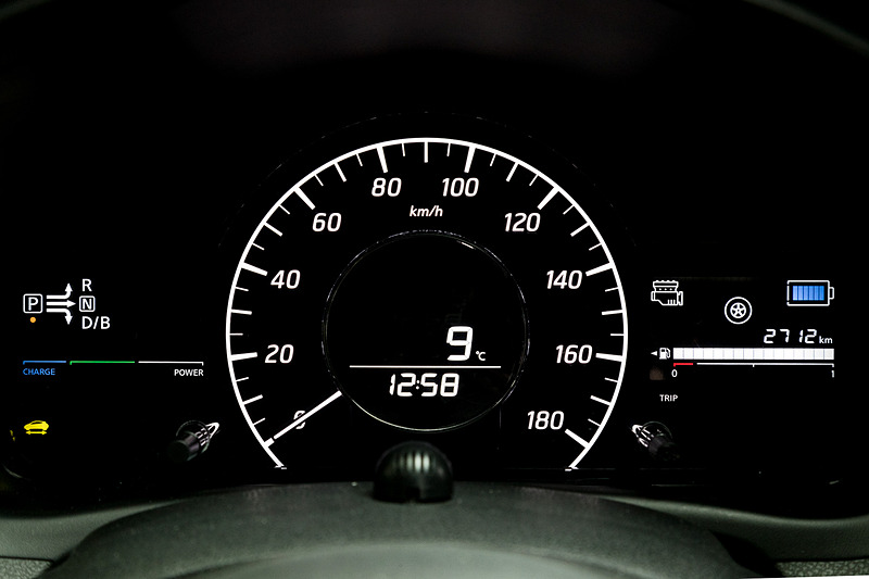 インテリアではシート表皮の一部をグリーンにした専用シートクロス（トリコット）を採用してアウトドアテイストを表現。オプション品として日産オリジナルナビゲーション（MM317D-W）、専用プラスチックバイザー（ストライプ付）、ライトグリーンのパイピングを採用した専用デュアルカーペット（フロアカーペット消臭機能付）、インテリジェントルームミラーなどを装着