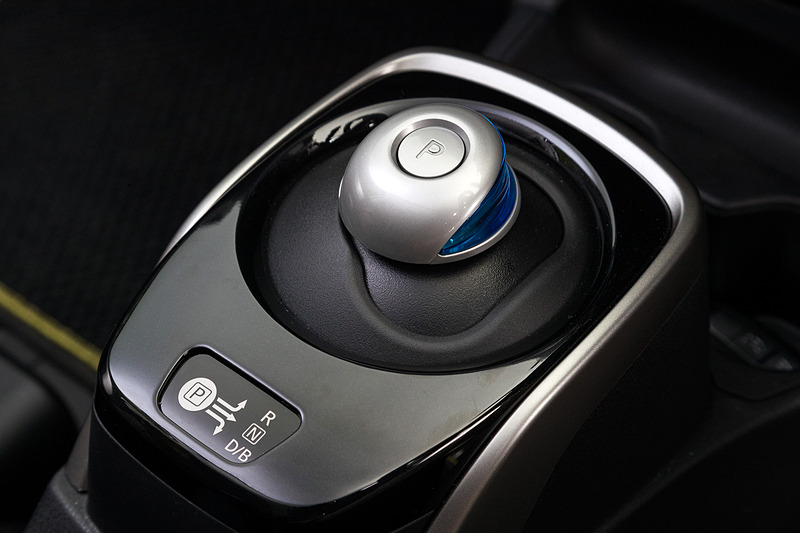 インテリアではシート表皮の一部をグリーンにした専用シートクロス（トリコット）を採用してアウトドアテイストを表現。オプション品として日産オリジナルナビゲーション（MM317D-W）、専用プラスチックバイザー（ストライプ付）、ライトグリーンのパイピングを採用した専用デュアルカーペット（フロアカーペット消臭機能付）、インテリジェントルームミラーなどを装着