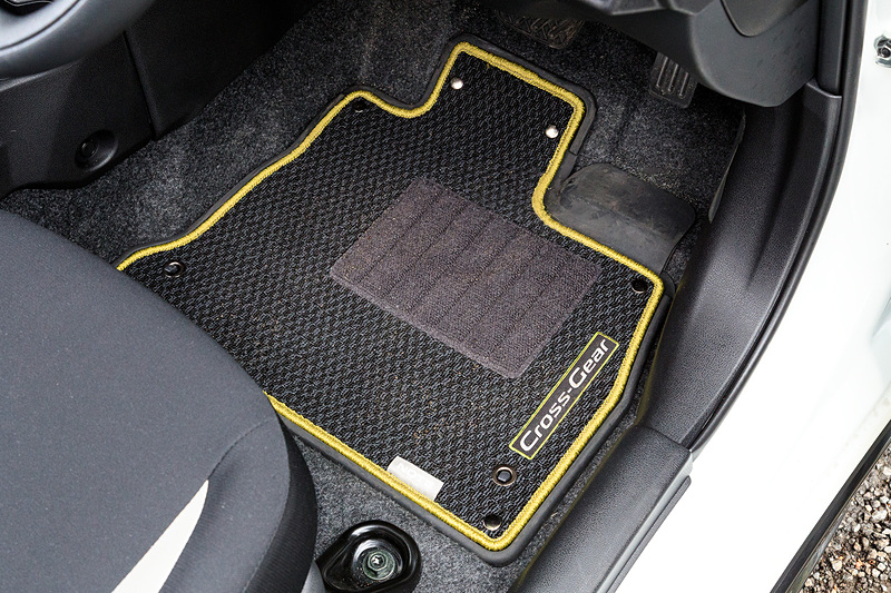 インテリアではシート表皮の一部をグリーンにした専用シートクロス（トリコット）を採用してアウトドアテイストを表現。オプション品として日産オリジナルナビゲーション（MM317D-W）、専用プラスチックバイザー（ストライプ付）、ライトグリーンのパイピングを採用した専用デュアルカーペット（フロアカーペット消臭機能付）、インテリジェントルームミラーなどを装着