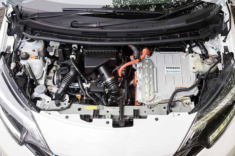 パワートレーンは直列3気筒DOHC 1.2リッター「HR12DE」型エンジンにEM57モーターの組み合わせで、モーターの最高出力&最大トルクは標準グレードのe-POWERシリーズと共通の80kW(109PS)/3008-10000rpm、254N・m(25.9kgf・m)/0-3008rpm。ただし、今回の3モデルは共通で専用チューニングコンピュータ(ファインレスポンスVCM)を装着しており、ドライブモードの「ノーマルモード」「Sモード」では独自の鋭いアクセルレスポンスや強い回生力を実現している。なお、クリープについてはベース車と異なり「Sモード」でも発生する設定