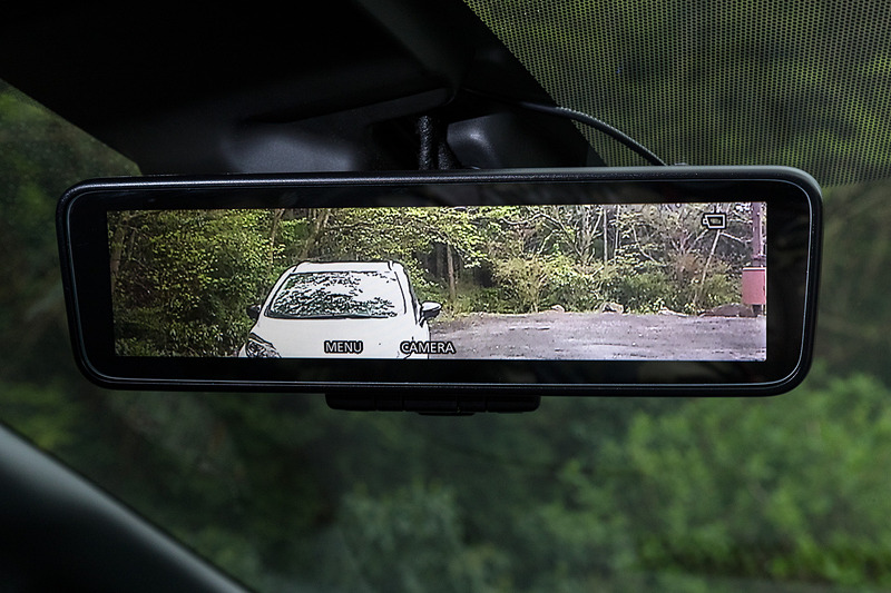 インテリアではシート表皮の一部をグリーンにした専用シートクロス（トリコット）を採用してアウトドアテイストを表現。オプション品として日産オリジナルナビゲーション（MM317D-W）、専用プラスチックバイザー（ストライプ付）、ライトグリーンのパイピングを採用した専用デュアルカーペット（フロアカーペット消臭機能付）、インテリジェントルームミラーなどを装着