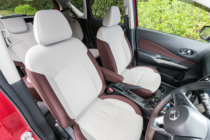 グレージュ/ブラウンのコンビシートを備えるモード・プレミア専用インテリア。ブラックとダークレッドのコンビネーションとなる本革巻3本スポークステアリングも専用品