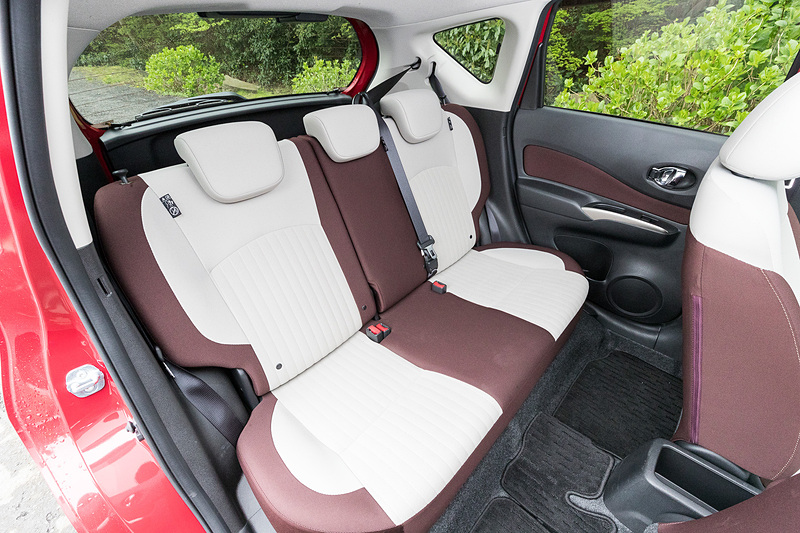 グレージュ/ブラウンのコンビシートを備えるモード・プレミア専用インテリア。ブラックとダークレッドのコンビネーションとなる本革巻3本スポークステアリングも専用品