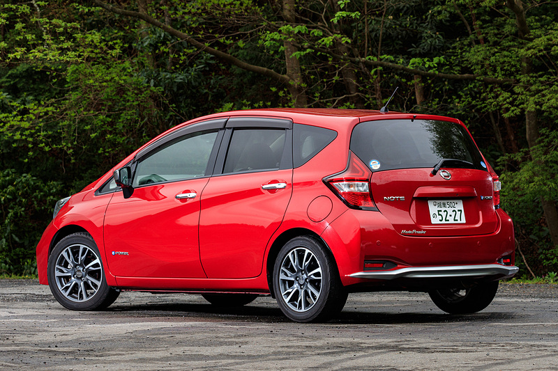 ノートに上質な個性を求めるユーザーに向けて開発されたモード・プレミア（230万400円）。ボディサイズは4130×1695×1520mm（全長×全幅×全高）。車両重量は1230kg。2017年9月のベース車の仕様向上に合わせてモード・プレミアも同様の変更を受けているが、今回の撮影車は仕様向上前のモデル