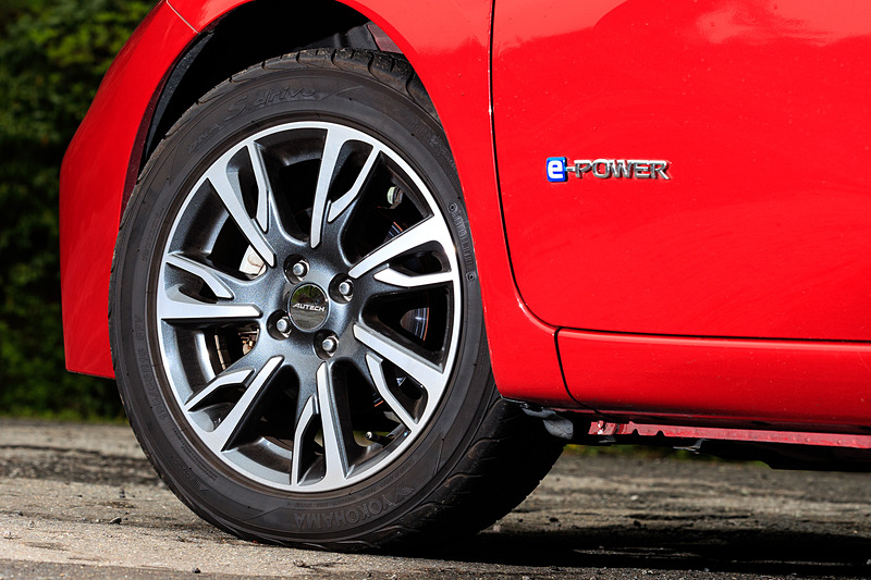 エクステリアでは専用デザインのフロントマスクや切削光輝の専用16インチアルミホイールを採用し、フロントグリル、ドアミラー、リアバンパーフィニッシャーといった要所にアクセントとしてメタル調塗装を施した。モード・プレミアもノート C-Gear同様にガソリン仕様も用意されるが、こちらも約90％のユーザーがe-POWERを選択。「Touring Package」装着車は全体の約30％を占めているという