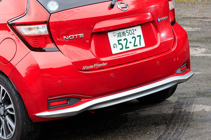 エクステリアでは専用デザインのフロントマスクや切削光輝の専用16インチアルミホイールを採用し、フロントグリル、ドアミラー、リアバンパーフィニッシャーといった要所にアクセントとしてメタル調塗装を施した。モード・プレミアもノート C-Gear同様にガソリン仕様も用意されるが、こちらも約90％のユーザーがe-POWERを選択。「Touring Package」装着車は全体の約30％を占めているという