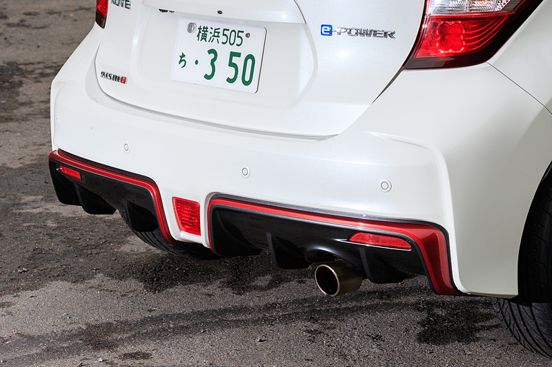 e-POWER NISMOでは専用装備となるフロントバンパー、16インチアルミホイール、エキゾーストテールエンド、サスペンション、フロント強化スタビライザーなどを装備。また、フロントクロスバー、フロントサスペンションメンバーステー（トンネルステー）、リアサスペンションメンバーステー、トンネルステー、リアクロスバーによってボディ補強も実施しており、本格的なチューニングによってNISMOモデルらしい高い走行性能を手にしている