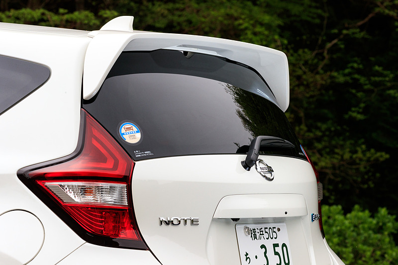 e-POWER NISMOでは専用装備となるフロントバンパー、16インチアルミホイール、エキゾーストテールエンド、サスペンション、フロント強化スタビライザーなどを装備。また、フロントクロスバー、フロントサスペンションメンバーステー（トンネルステー）、リアサスペンションメンバーステー、トンネルステー、リアクロスバーによってボディ補強も実施しており、本格的なチューニングによってNISMOモデルらしい高い走行性能を手にしている