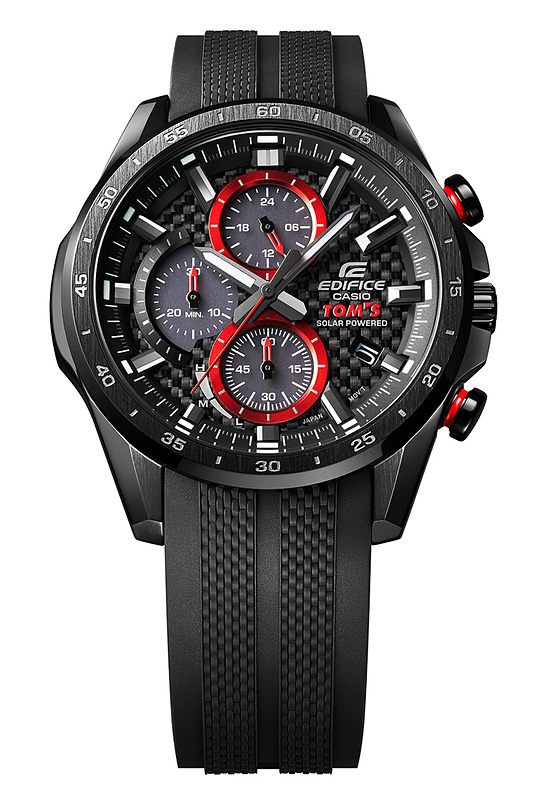 インダイアルの外周や側面のボタン類などにトムスのチームカラーであるレッドを配色