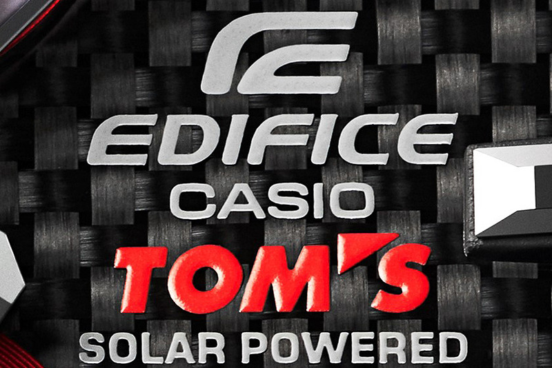 文字板と裏蓋にトムスのロゴマークをデザイン