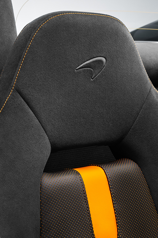 オニキス・ブラックのデザイン・エディションでは、「マクラーレン・オレンジ」の加飾をシートやインパネに使用