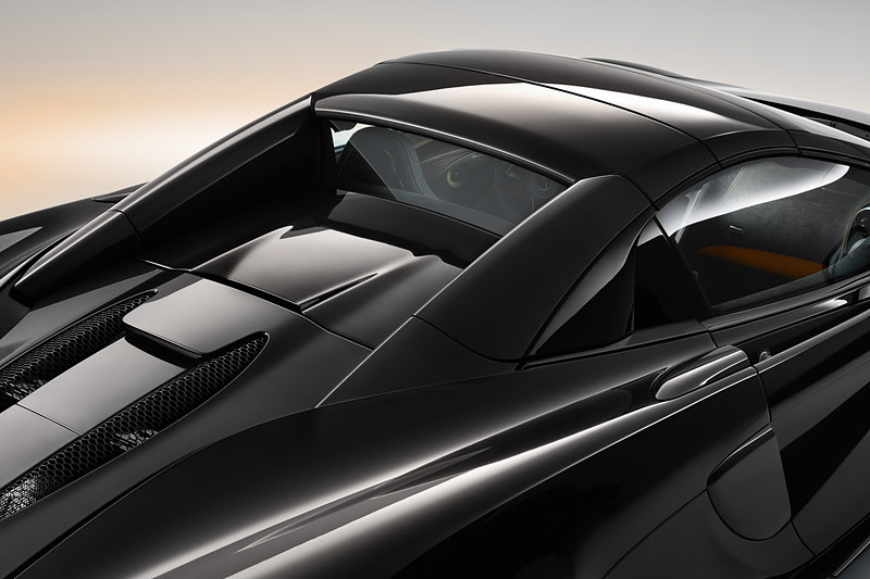 ボディ同色のリトラクタブル・ハードトップを採用