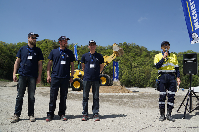 日本ミシュランタイヤ株式会社 B2B OHT テクニカルマネージャー 廣石譲治氏（右）がテストの解説を行なった