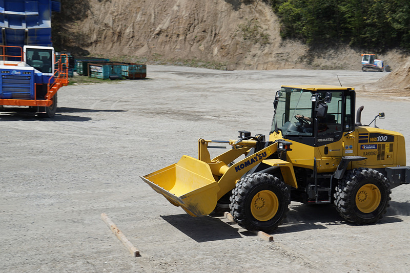 ラジアルタイヤで丸太を乗り越えるテスト