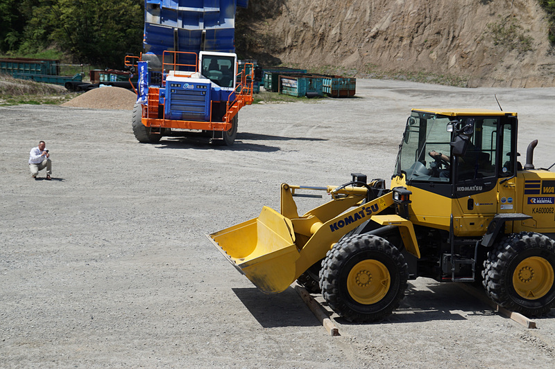 ラジアルタイヤで丸太を乗り越えるテスト