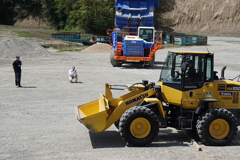 ラジアルタイヤで丸太を乗り越えるテスト