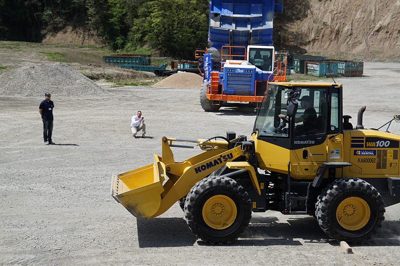 ラジアルタイヤで丸太を乗り越えるテスト