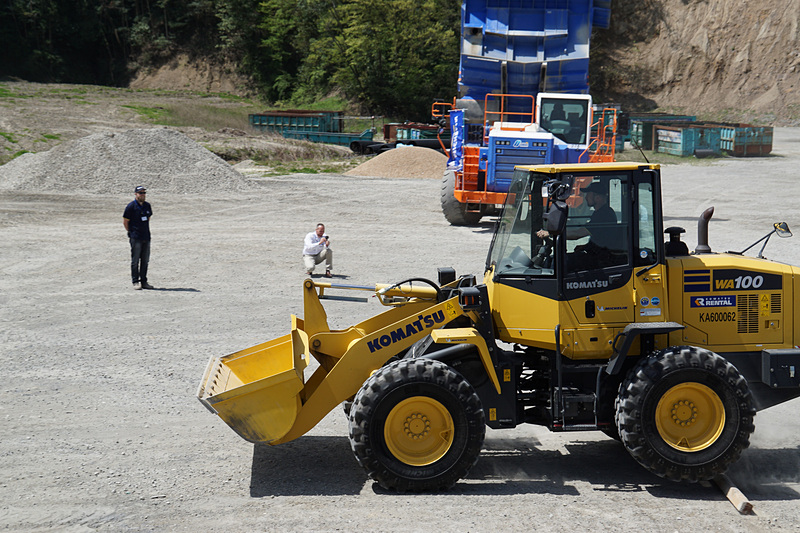 ラジアルタイヤで丸太を乗り越えるテスト