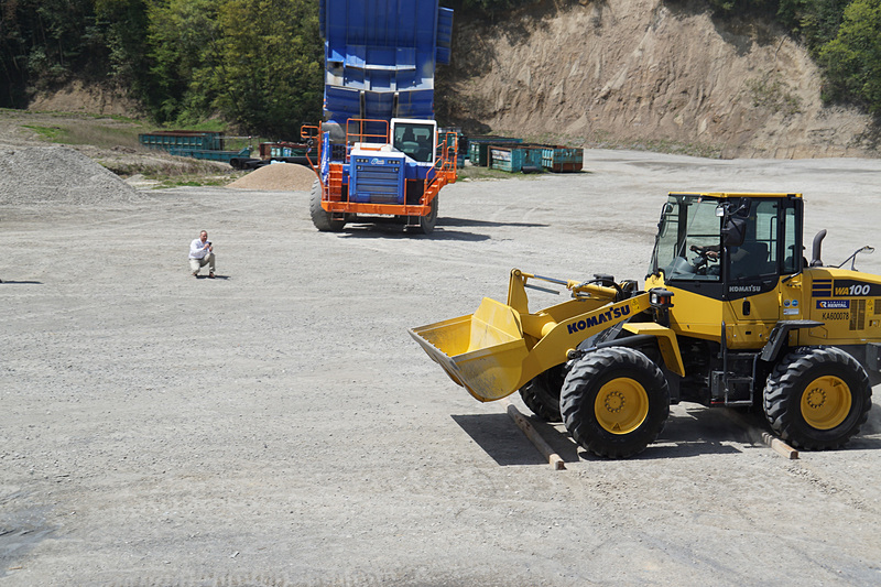 バイアスタイヤで丸太を乗り越えるテスト