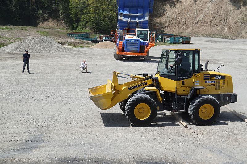 バイアスタイヤで丸太を乗り越えるテスト