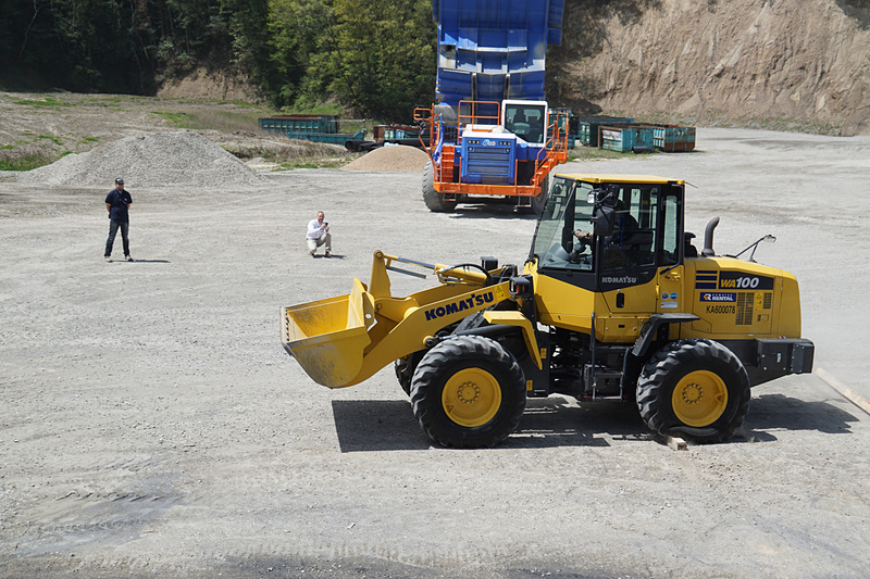バイアスタイヤで丸太を乗り越えるテスト
