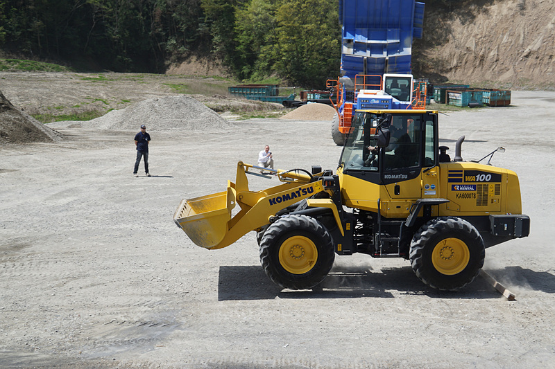 バイアスタイヤで丸太を乗り越えるテスト