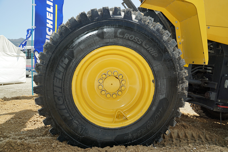 9月より販売開始する小型ホイールローダー用のオールシーズンタイヤ「クロスグリップ」を展示。サイズは440/80 R24（16.9R24互換）、価格はオープンプライス
