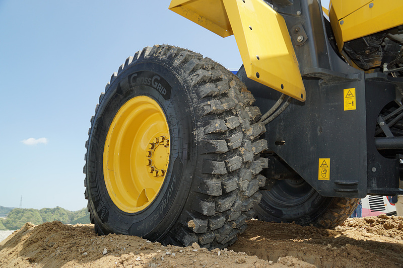 9月より販売開始する小型ホイールローダー用のオールシーズンタイヤ「クロスグリップ」を展示。サイズは440/80 R24（16.9R24互換）、価格はオープンプライス