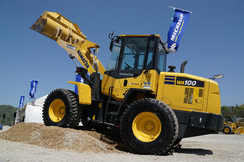 9月より販売開始する小型ホイールローダー用のオールシーズンタイヤ「クロスグリップ」を展示。サイズは440/80 R24（16.9R24互換）、価格はオープンプライス